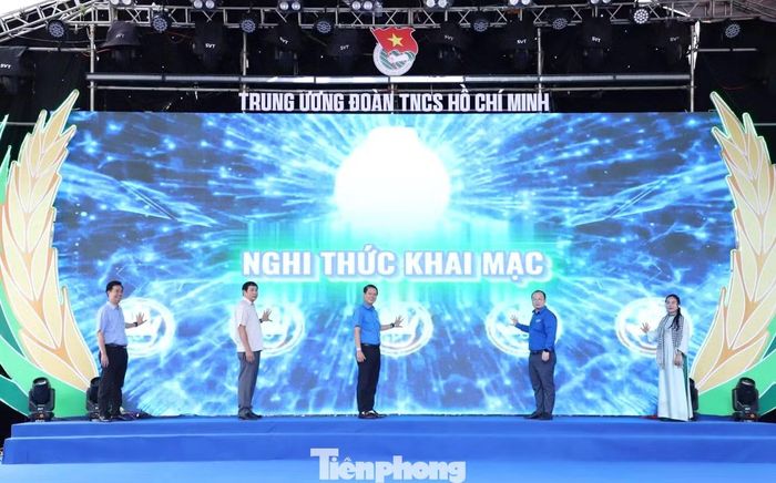 Các đại biểu thực hiện nghi thức khai mạc.