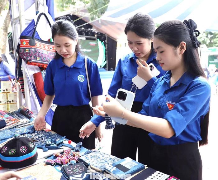 Đoàn viên, thanh niên trải nghiệm, tìm hiểu các gian hàng.