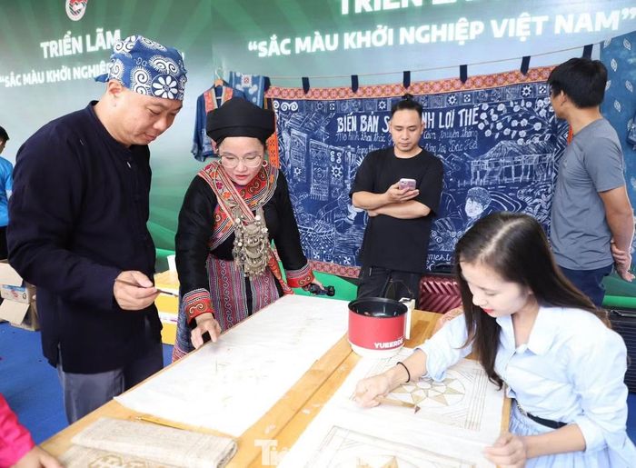 Các chủ dự án chia sẻ về sản phẩm tại gian hàng.