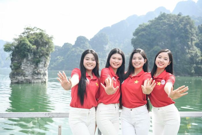 "Cảm ơn hành trình Hoa hậu Việt Nam khi cuộc thi không chỉ mang đến những hoạt động trên sân khấu mà còn tạo điều kiện để chúng em trải nghiệm nhiều vùng đất khác nhau", thí sinh Nguyễn Thị Hoa (SBD 240) nói.