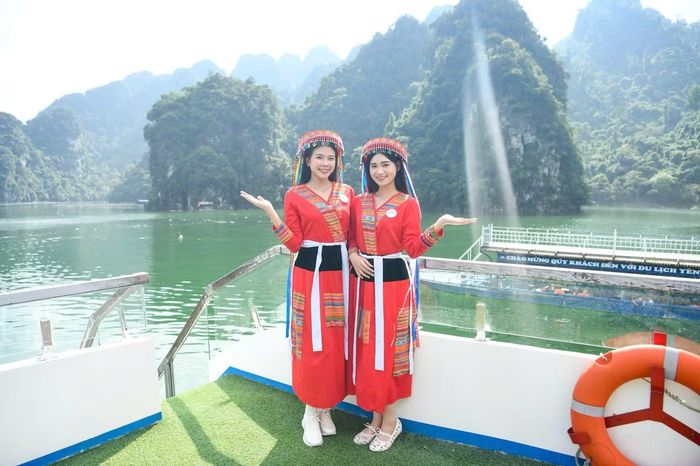 Thí sinh Nguyễn Thị Kim Châu và Nguyễn Kim Ngân diện trang phục dân tộc Pà Thẻn. Hành trình trên hồ Na Hang đưa các người đẹp đến nhiều địa danh nổi tiếng như núi Pác Tạ, thác Khuổi Nhi, hòn Cọc Vài và đền Pác Tạ. Mỗi điểm đến lại mang màu sắc riêng, góp phần giúp thí sinh có thêm hiểu biết về vùng đất Tuyên Quang.