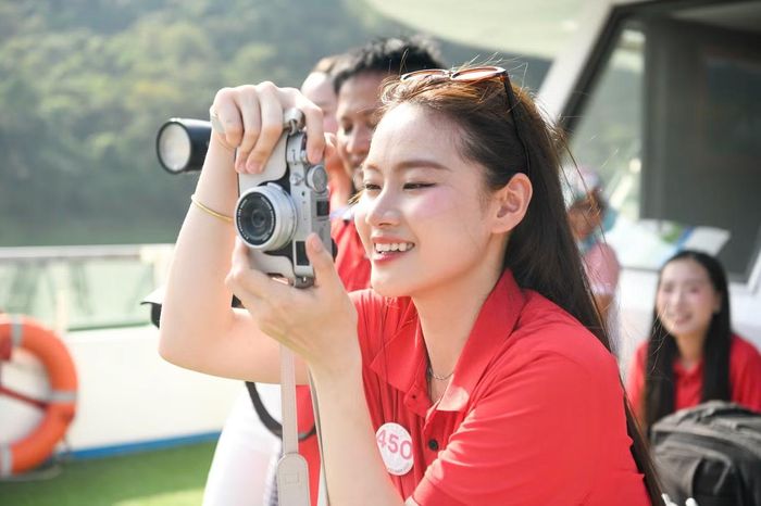 Đến từ Huế, thí sinh Nguyễn Ngọc Thảo Nguyên thích thú với trải nghiệm đi thuyền thưởng ngoạn vẻ đẹp của hồ Na Hang.