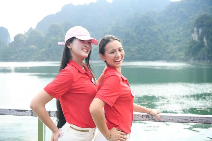 Theo Đinh Hoàng Gia Linh, một trong những trải nghiệm được thí sinh thích thú là thưởng thức đặc sản địa phương ngay trên thuyền. Giữa không gian sông nước, núi rừng, những món ăn như thịt trâu gác bếp xào măng chua, xôi tím, gà nướng… mang đến thêm một cách để các người đẹp cảm nhận văn hóa bản địa.
