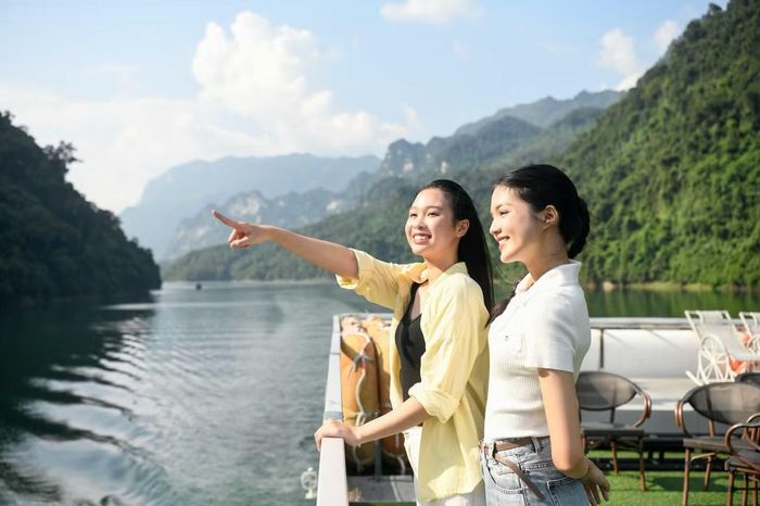 Đồng hành cùng các thí sinh, người đẹp Khánh Linh đặc biệt hào hứng khi trở lại quê hương. Là người con của Tuyên Quang, cô tự hào khi có cơ hội giới thiệu với thí sinh những cảnh đẹp, câu chuyện văn hóa và nét đặc trưng của quê nhà.