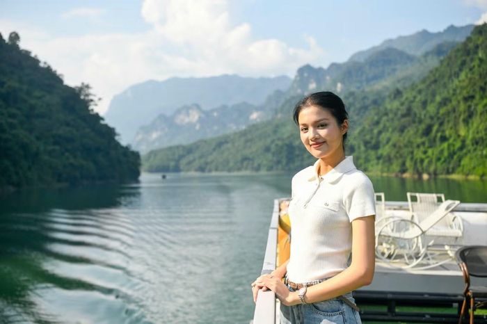 Trong khi đó, người đẹp Minh Thu cho biết đây là lần đầu cô đặt chân đến Tuyên Quang. Những trải nghiệm giữa thiên nhiên Na Hang mang đến cho cô nhiều cảm xúc thú vị. Không chỉ bị cuốn hút bởi cảnh sắc, Minh Thu còn có cơ hội tìm hiểu thêm về văn hóa và những câu chuyện gắn với từng địa danh. Với cô, đây là trải nghiệm đáng nhớ trong hành trình đồng hành cùng thí sinh Hoa hậu Việt Nam 2026.