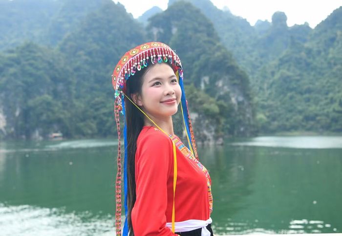 Cận nhan sắc các thí sinh Hoa hậu Việt Nam giữa hồ Na Hang.