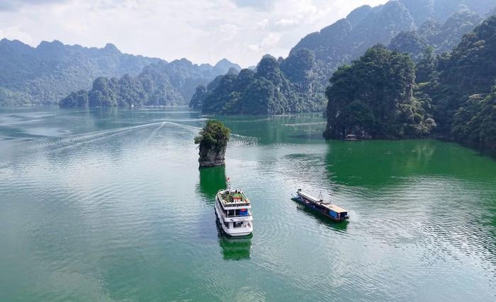 Toàn cảnh hồ Na Hang và hòn Cọc Vài nhìn từ trên cao.