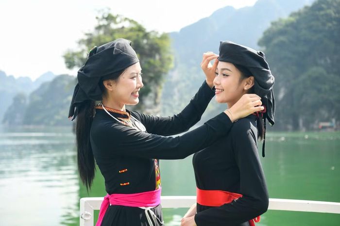 Theo cảm nhận của thí sinh Trần Xuân Khánh Linh và Nguyễn Yến Trang, hồ Na Hang tựa như bức tranh thủy mặc với núi non trùng điệp, những cánh rừng nguyên sinh bạt ngàn và mặt nước xanh yên ả.