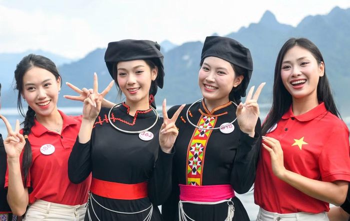 Giữa không gian núi non trùng điệp, mặt hồ xanh trong và những cánh rừng nguyên sinh, các người đẹp có dịp khoe vẻ đẹp nguyên bản, trẻ trung và tràn đầy năng lượng.