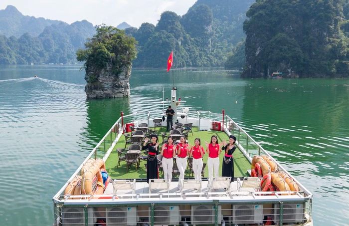 Chiều 19/9, 53 thí sinh Hoa hậu Việt Nam xuất hiện với vẻ đẹp gần gũi, tự nhiên trong hành trình khám phá hồ Na Hang.