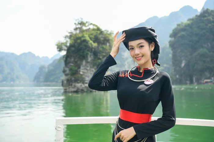 Với các thí sinh, việc được ngồi thuyền lướt nhẹ trên mặt hồ là trải nghiệm đặc biệt. Từ trên thuyền, họ có thể ngắm nhìn cảnh sắc thiên nhiên, khám phá những dãy núi, thác nước và các điểm đến gắn với văn hóa, đời sống tâm linh của người dân địa phương.