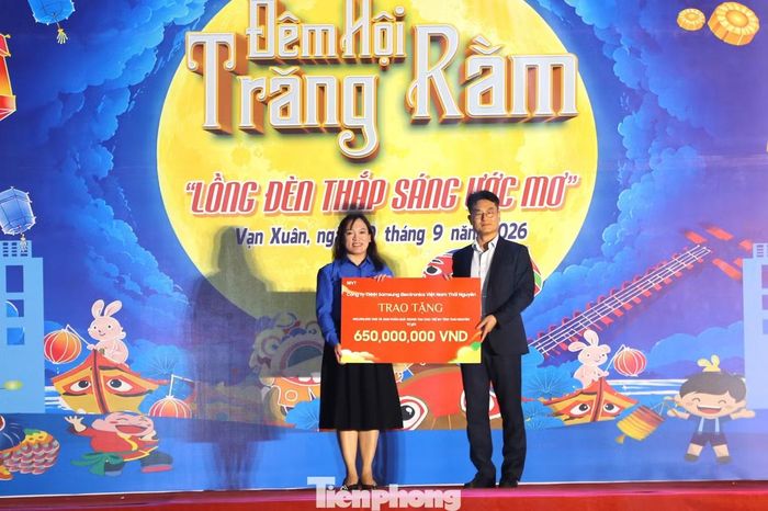 Đại diện nhà tài trợ trao biểu trưng tài trợ cho Hội đồng Đội tỉnh Thái Nguyên.
