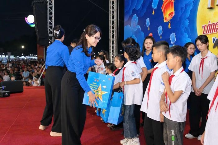 Chị Phạm Thị Thu Hiền - Bí thư Tỉnh Đoàn Thái Nguyên tặng quà các em thiếu nhi.