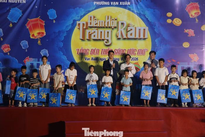 Đại diện Ban tổ chức trao quà cho các em thiếu nhi