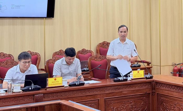 Phó Tổng giám đốc EVNNPT Bùi Văn Kiên báo cáo tại buổi làm việc