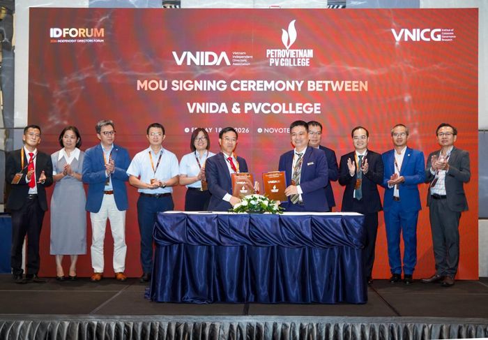 Ông Ngô Xuân Hưng, Hiệu trưởng PVCollege và ông Nguyễn Sinh Dũng Thắng, Chủ tịch VNIDA thực hiện ký kết.