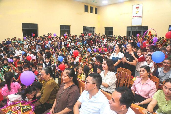 “Vầng trăng yêu thương” nối dài hành trình sẻ chia với trẻ em vùng khó khăn.
