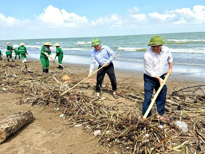 Lãnh đạo phường Sầm Sơn trực tiếp dọn dẹp rác cùng với người dân.
