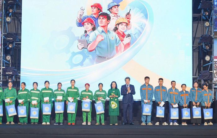 Trao tặng quà cho các đoàn viên, công nhân lao động có hoàn cảnh khó khăn.