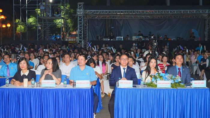 Đông đảo đại biểu, công nhân, người lao động và nhân dân đến xem, hưởng ứng chương trình.
