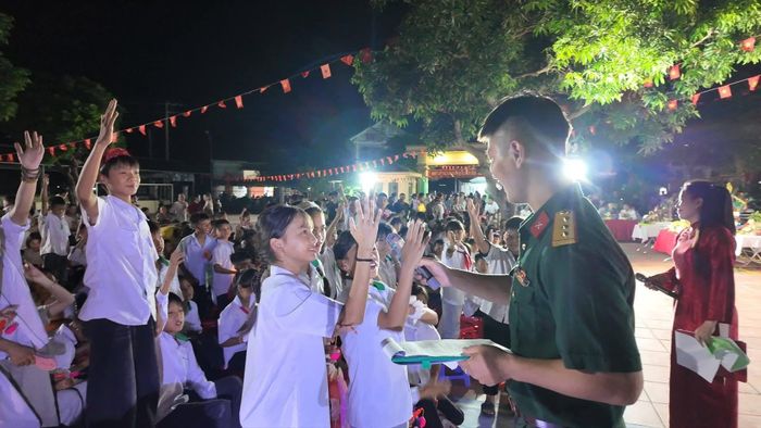 Các em thiếu nhi hào hứng tham gia các hoạt động vui chơi trong đêm hội Trung thu.