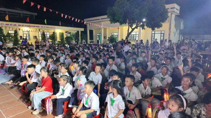 Quang cảnh đêm hội “Trăng thu cho em” trên đảo Thanh Lân.