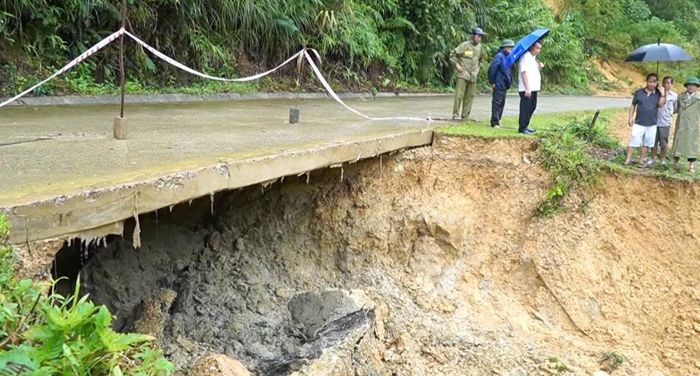 Sạt lở ta luy âm đường lên bản Năng Cát.