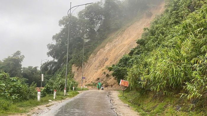 Người dân cần lưu ý khi lưu thông qua các cung đường có nguy cơ sạt lở.