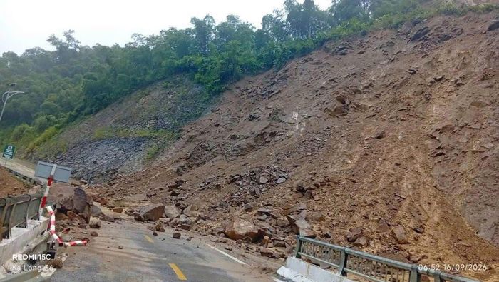 Tình trạng đá lớn lăn xuống đường gây nguy hiểm cho người tham gia giao thông.