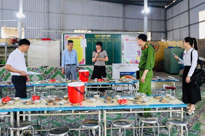 Công an xã Thanh Miện, TP. Hải Phòng kiểm tra an toàn thực phẩm tại bếp ăn bán trú các trường học trên địa bàn, nhằm bảo vệ sức khỏe học sinh trước nguy cơ thực phẩm bẩn có thể xâm nhập.