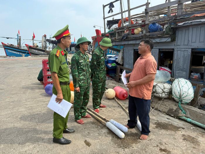 Công an phường Thuận An phối hợp với Bộ đội Biên phòng và lực lượng tham gia bảo vệ an ninh, trật tự ở cơ sở tăng cường tuần tra tại khu vực ven biển, nơi neo đậu tàu thuyền.
