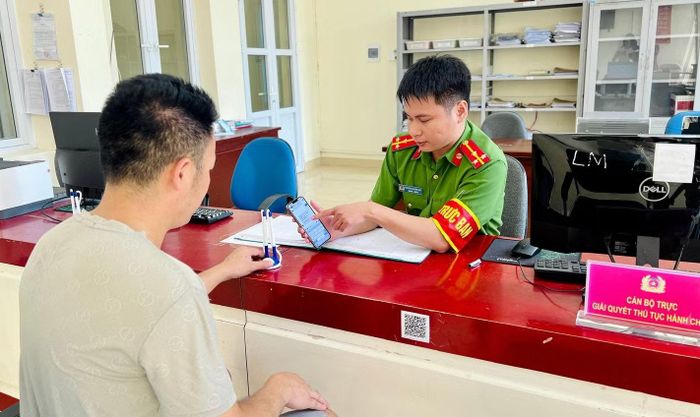 Công an xã Lương Minh tiếp nhận trình báo của người dân về tin nhắn có dấu hiệu lừa đảo.