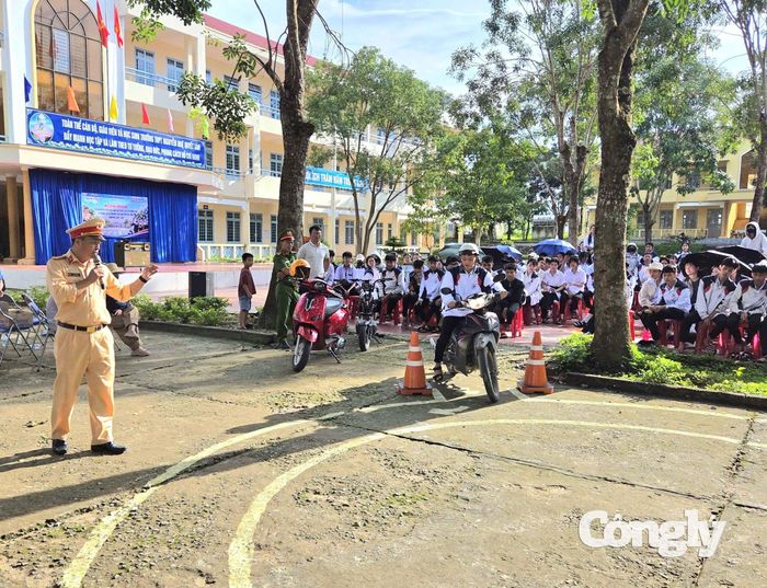 Phòng Cảnh sát giao thông phối hợp với Công an xã Sa Thầy và Trường THPT Nguyễn Huệ, xã Sa Thầy tổ chức tuyên truyền, phổ biến pháp luật về TTATGT cho 750 học sinh của nhà trường.