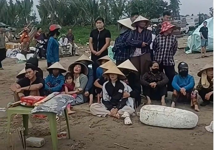 Người thân mong điều kỳ diệu sẽ đến, để ông T. trở về an toàn