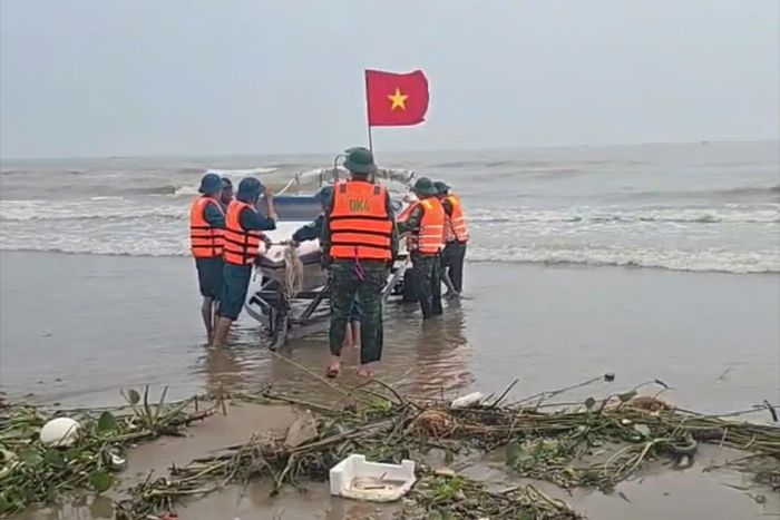 Lực lượng cứu hộ đưa phương tiện, nhân lực tổ chức tìm kiếm ông T.