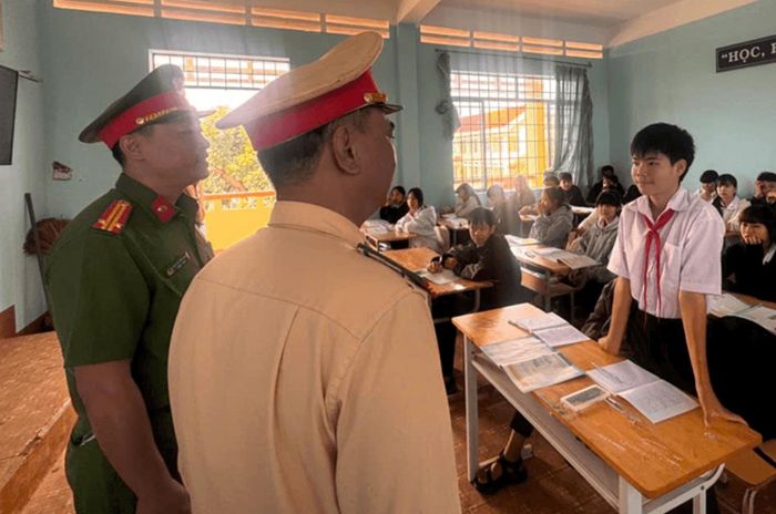 Lực lượng Công an thực hiện tuyên truyền, phổ biến pháp luật về trật tự, an toàn giao thông cho học sinh.