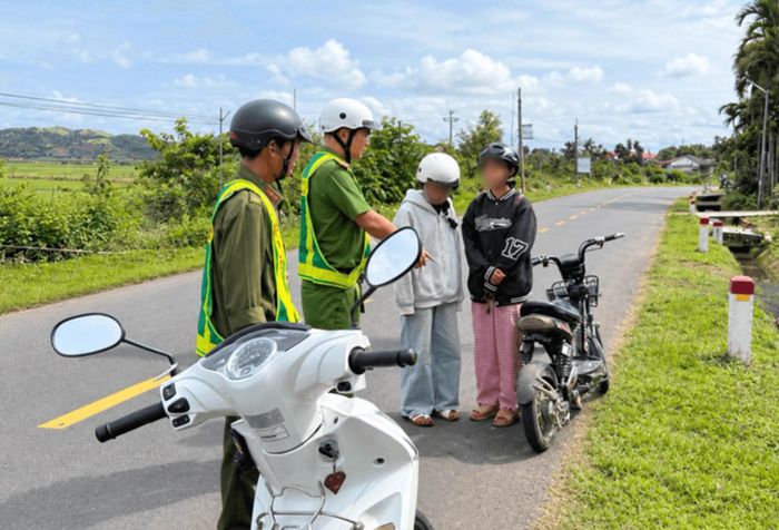 Lực lượng Công an xã Hòa Sơn kiểm tra, nhắc nhở học sinh chấp hành quy định khi tham gia giao thông.
