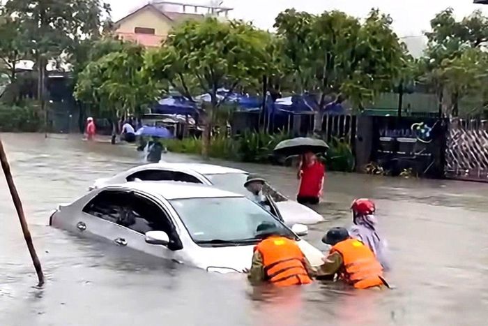 Nhiều tuyến đường ở khu vực trung tâm Vinh chìm trong nước.