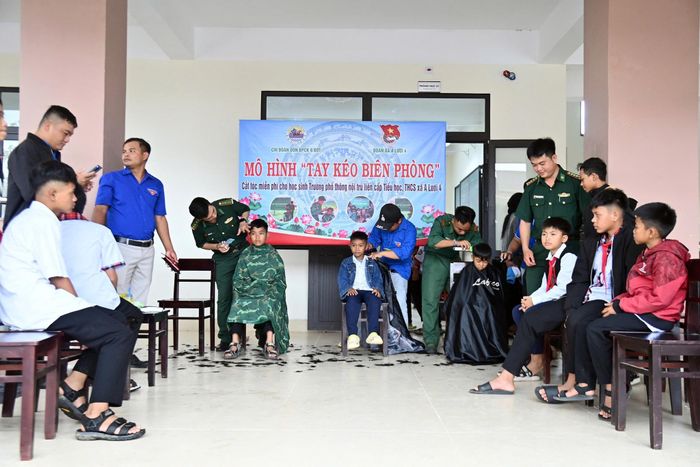 Cắt tóc miễn phí cho gần 100 học sinh Trường Phổ thông nội trú liên cấp Tiểu học và Trung học cơ sở xã A Lưới 4.