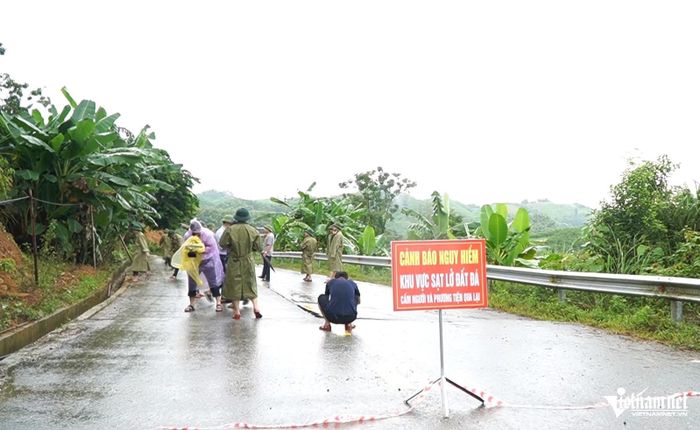 Chính quyền địa phương cắm biển cảnh báo cấm các phương tiện qua lại. Ảnh: Lê Dương