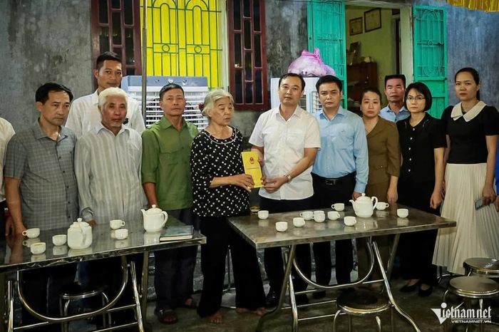 Đại diện phường Thiên Trường đến chia buồn, thăm hỏi gia đình.