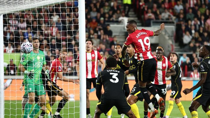 Sau giờ giải lao, Brentford tìm được bàn mở tỷ số từ pha dàn xếp phạt góc, Anthony đánh đầu lập công