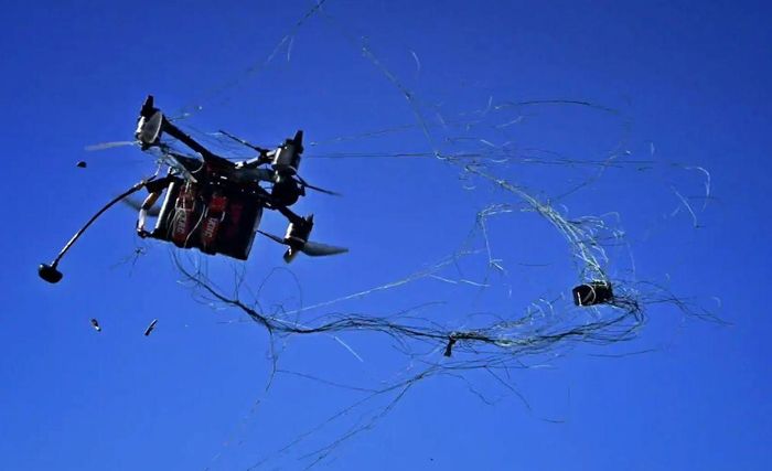 Một drone FPV bị dính chặt vào lưới phóng ra từ súng bắn lưới Chipa do BlueBird Tech phát triển. (Ảnh: BlueBird Tech/Defense Blog/)