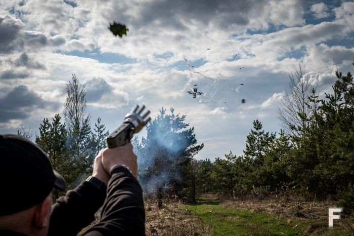 Một drone bị súng bắn lưới hạ gục trong buổi thử nghiệm thực địa tại Kyiv, Ukraine, ngày 2/4/2026. (Ảnh: Artem Derkachov/Frontliner)