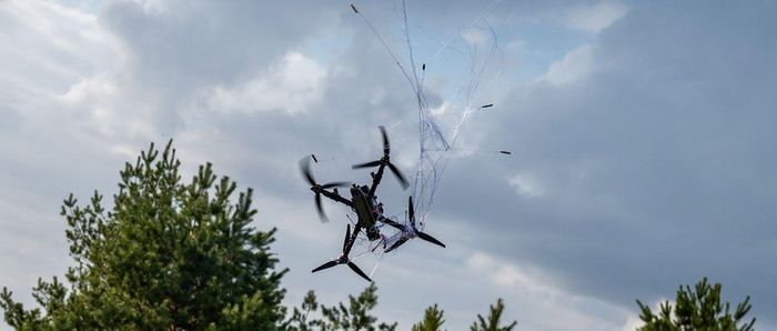 Một drone FPV sau khi bị đánh chặn bằng súng bắn lưới tại Kyiv, Ukraine, ngày 2/4/2026. (Ảnh: Artem Derkachov/Frontliner)