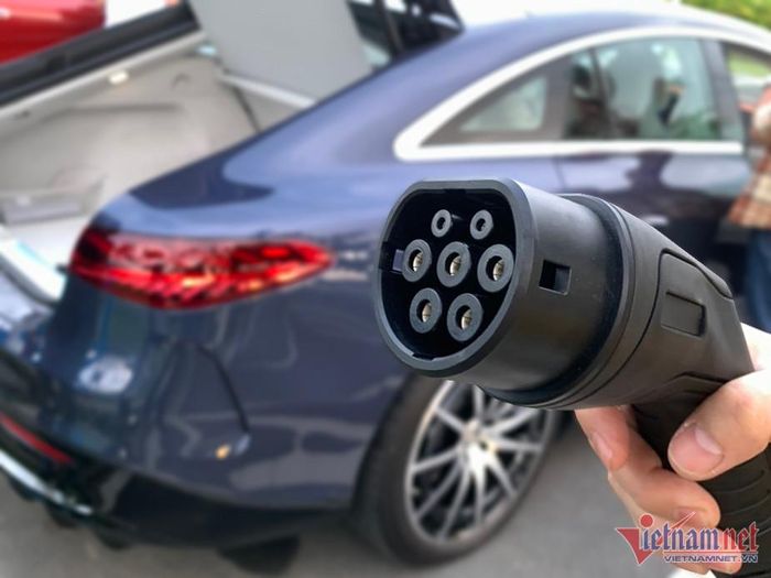 Các doanh nghiệp cung cấp trụ sạc, bao gồm trụ chính hãng và trụ sạc công cộng sẽ phải tuân thủ theo tiêu chuẩn chung. Ảnh: Hoàng Hiệp
