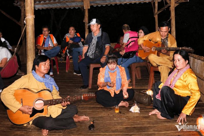 Đêm giữa rừng, nghe chuyện về Bác Ba Phi. Ảnh: Tào Đạt