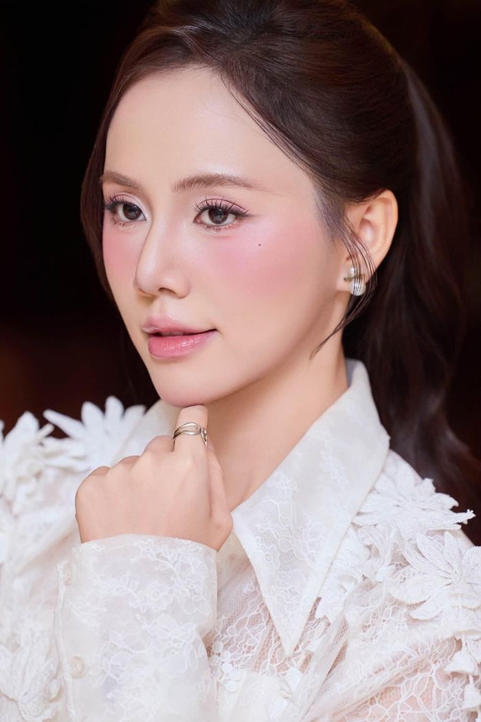 Minh Thu ngoài đời. 