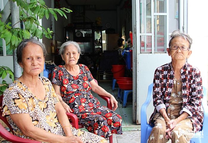 Ba chị em bà Lê (từ phải sang - bà Lê, bà Nguyệt và bà Nga) sống chung một nhà từ khi còn nhỏ đến bây giờ. Ảnh: Hà Nguyễn