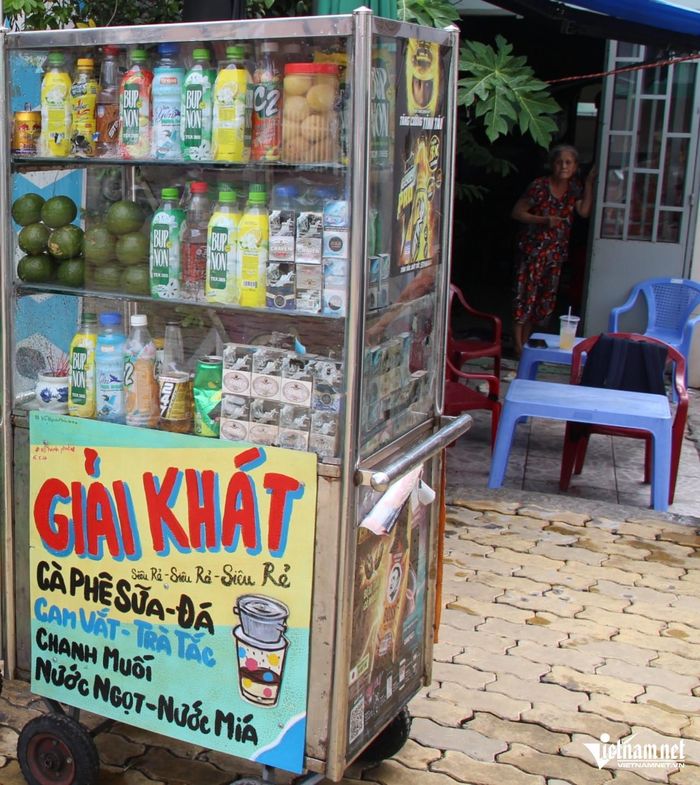 Tủ nước giải khát trước nhà của chị em bà Lê vẫn ế khách dù được một số nhà sáng tạo nội dung đến quay phim, giới thiệu trên mạng xã hội. Ảnh: Hà Nguyễn